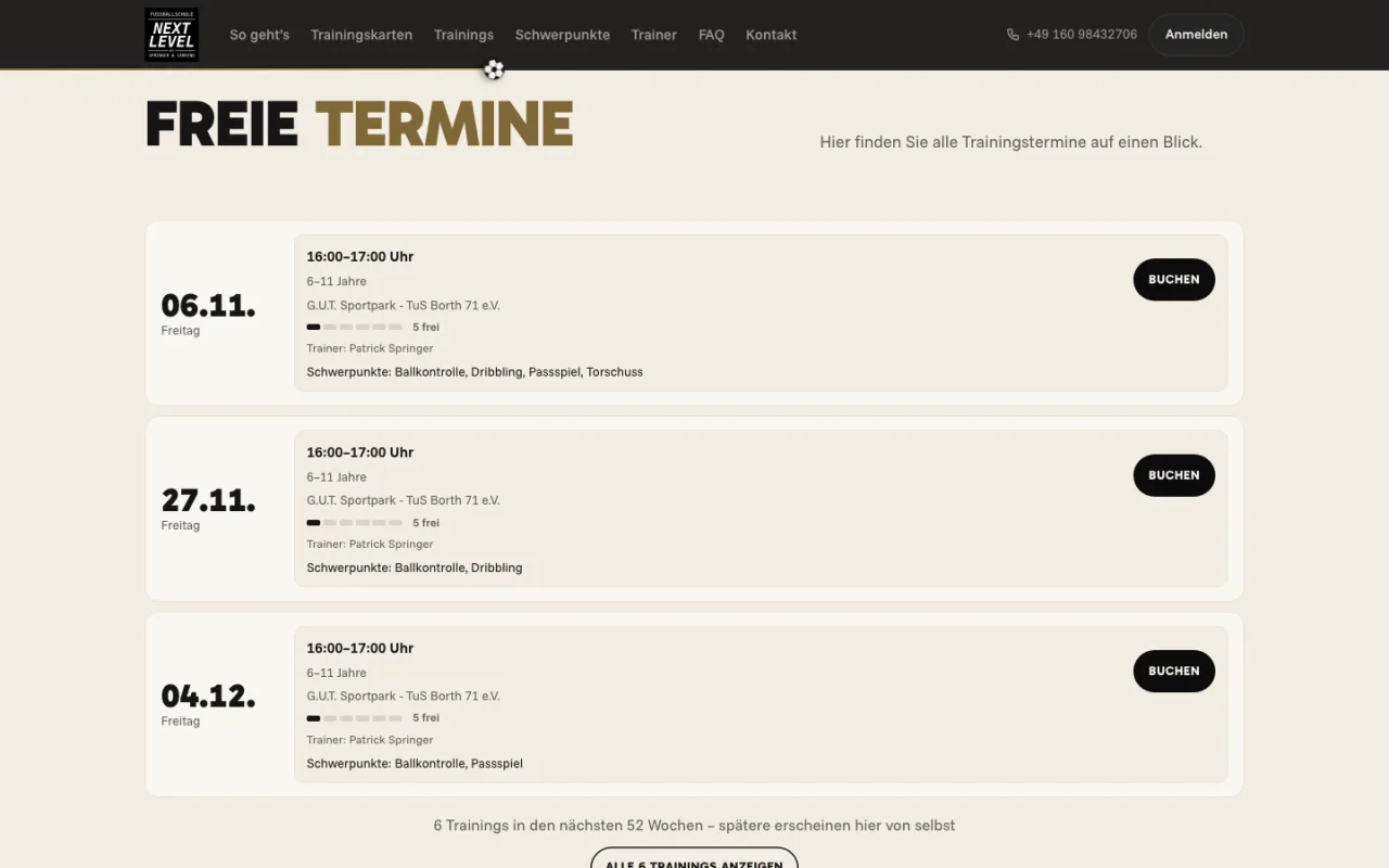 Freie Termine auf der Website der Fußballschule NEXT LEVEL, jeder mit freien Plätzen und einem Knopf zum Buchen.